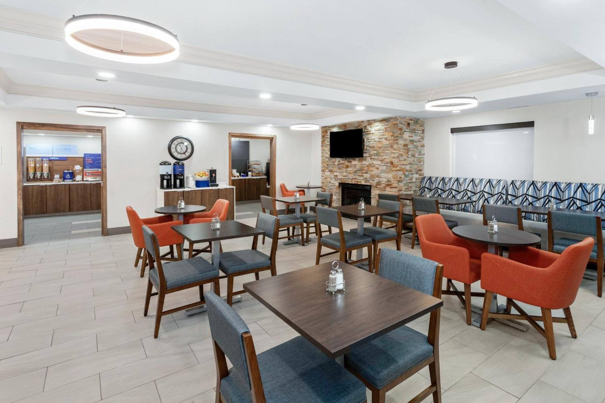 Holiday Inn Express Hotel & Suites Chicago-Algonquin By Ihg Exterior photo